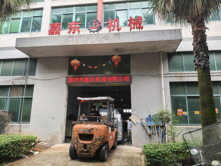 LETOU.COM机械定制铝箔压纹分切一体机